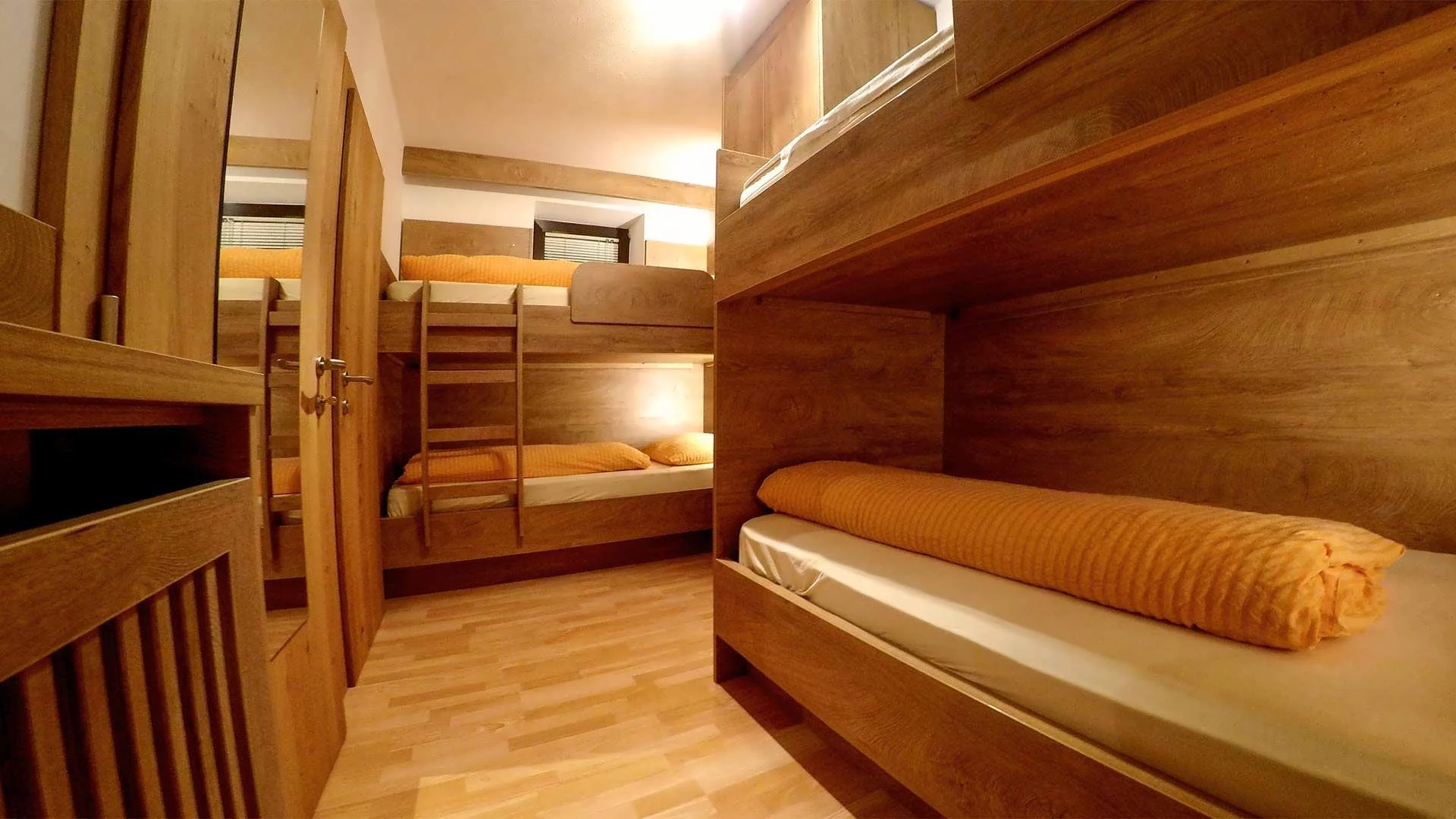 Schlafzimmer mit mehreren Schlafplätzen im Appartement Typ C Dolomiti