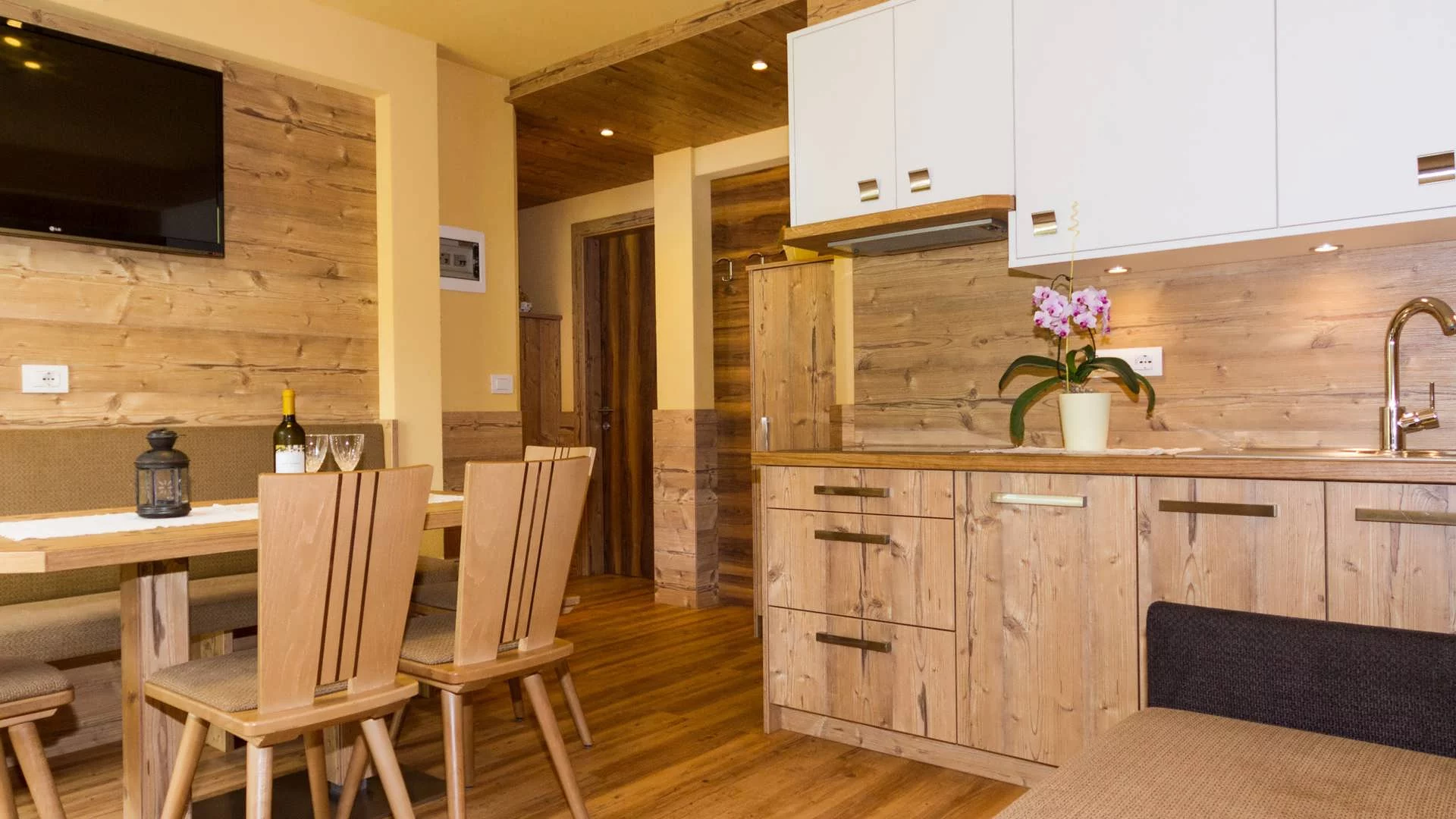 Wohnküche mit Eckbank und Holzmöbeln im Appartement Typ D Family