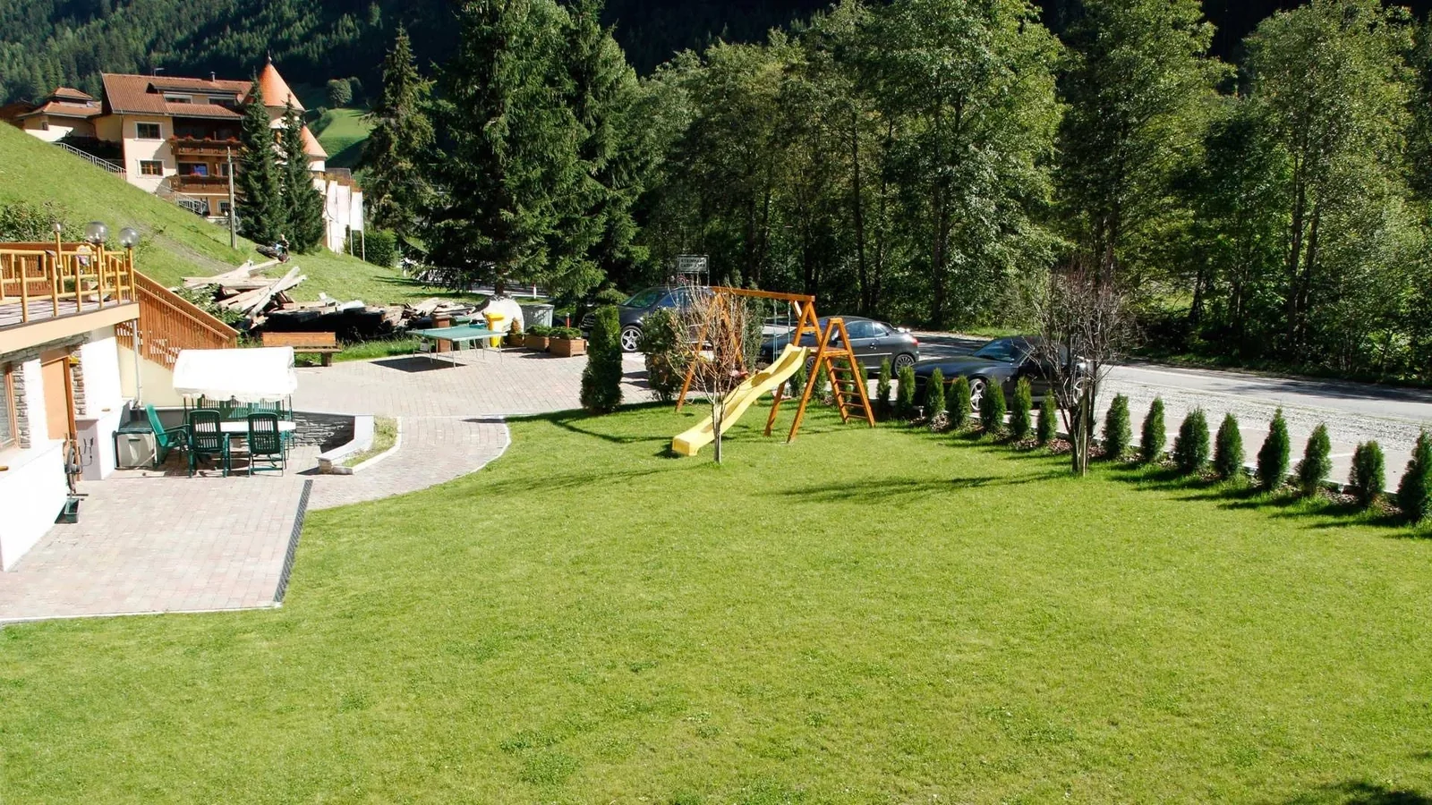 Große Rasenfläche vor dem Appartement Typ C Dolomiti