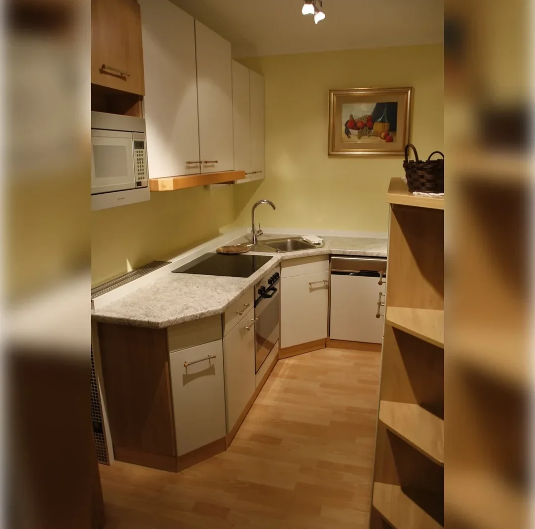 Separate Küche im Appartement Typ C Dolomiti mit Elektroherd und Geschirrspüler