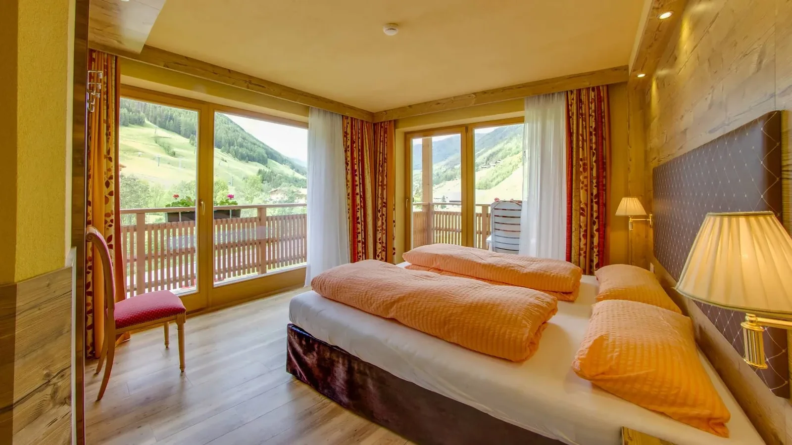 Schlafzimmer mit Balkonzugang im Appartement Typ D Family