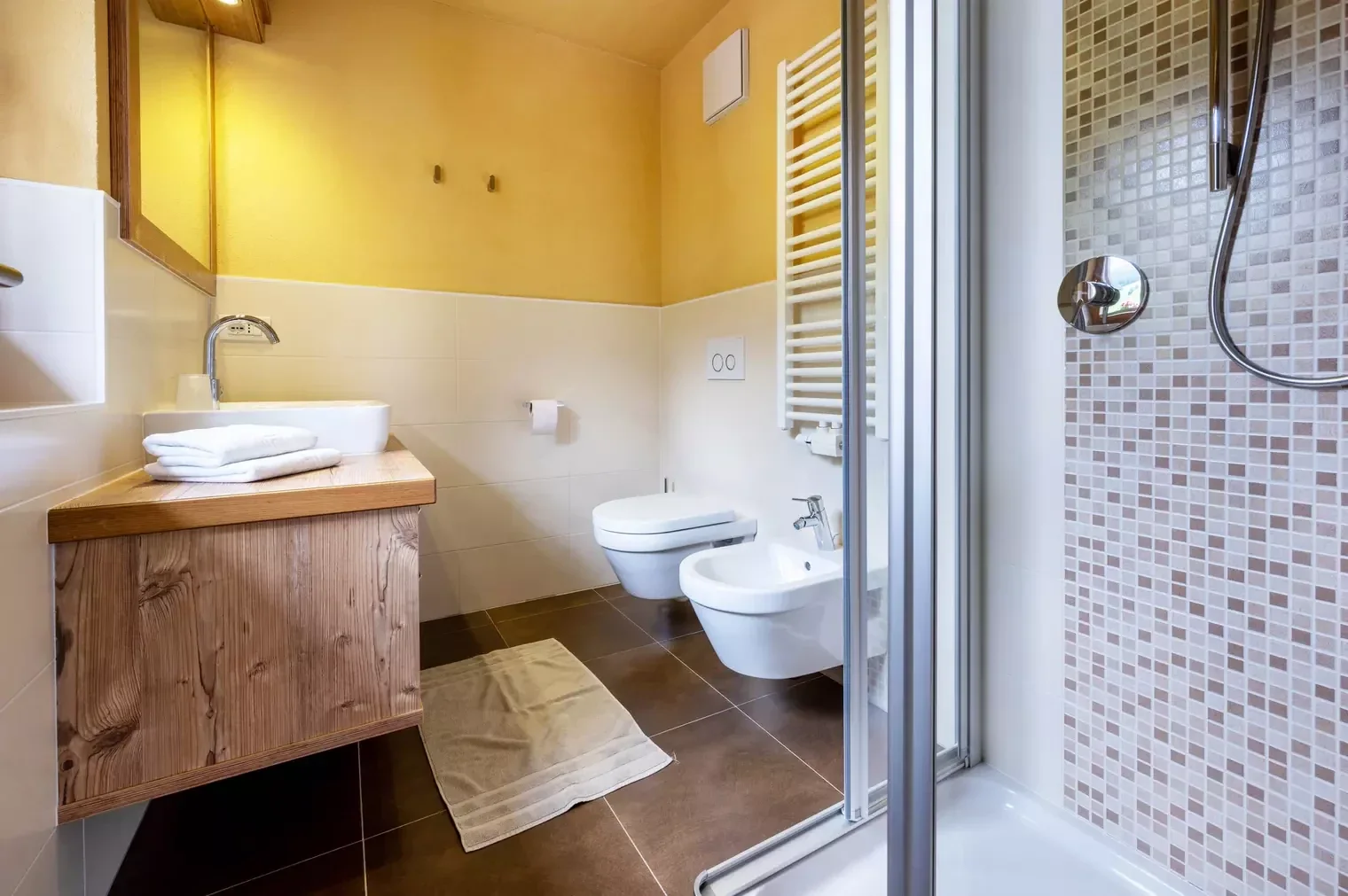 Badezimmer im Appartement Typ B Kristall mit Dusche, WC und Bidet