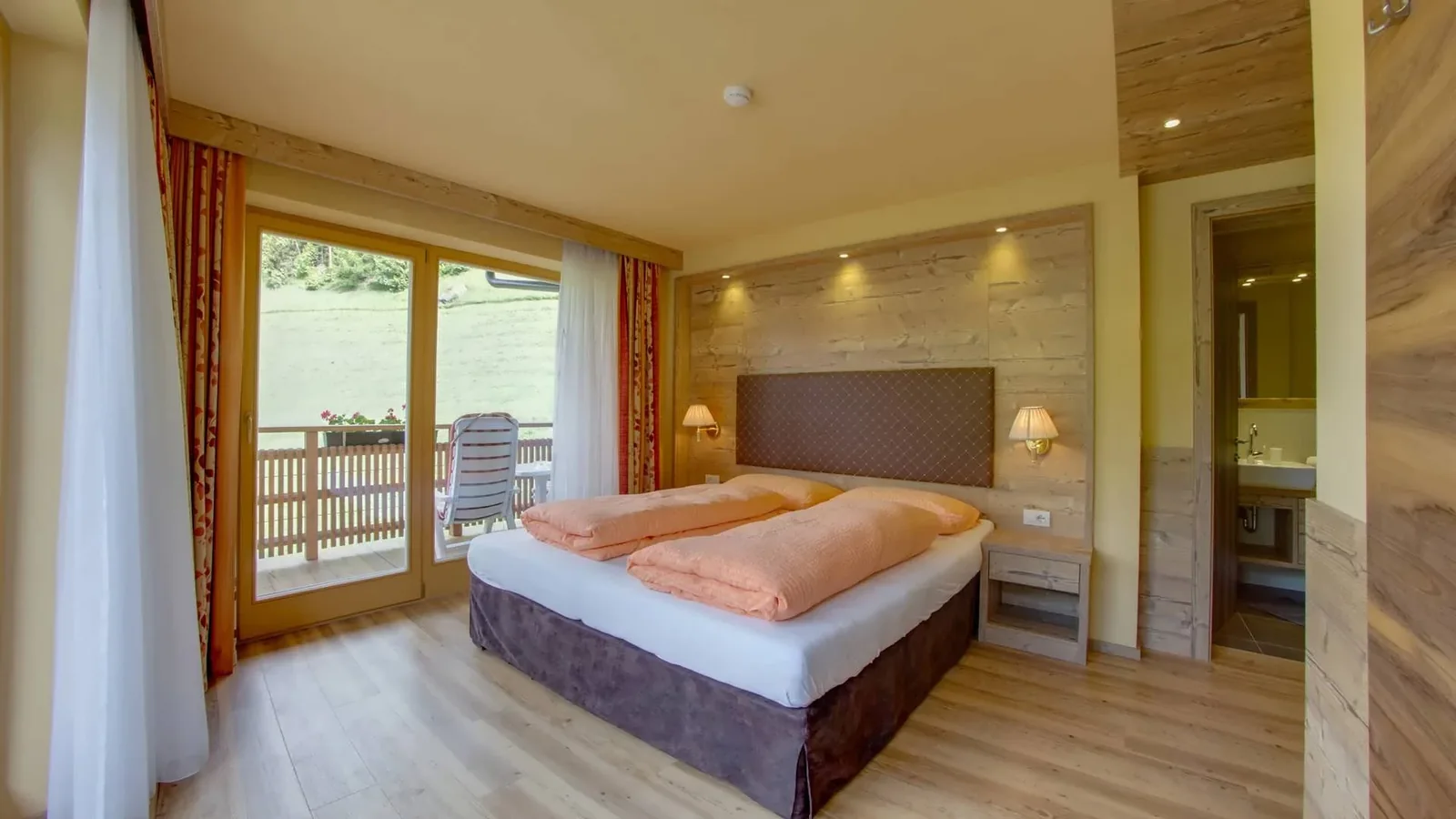 Zweites Schlafzimmer im Appartement Typ B Kristall mit Zugang zum Badezimmer