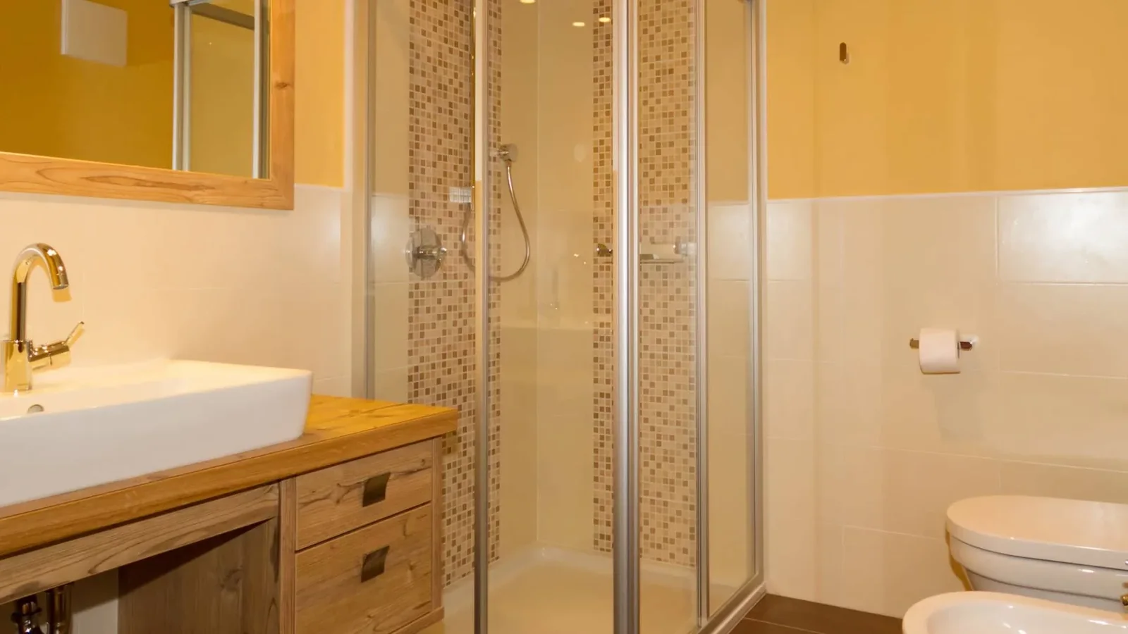 Badezimmer im Appartement Typ A Panorama mit Dusche, Waschbecken, WC und Bidet