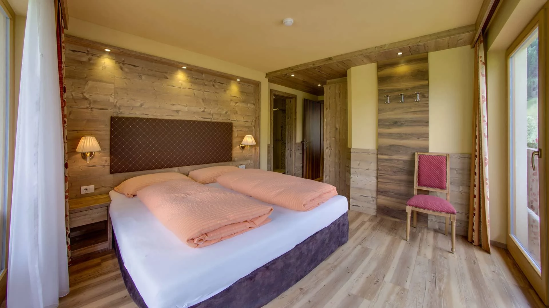 Helles Schlafzimmer im Appartement Typ B Kristall mit Holzmöbeln