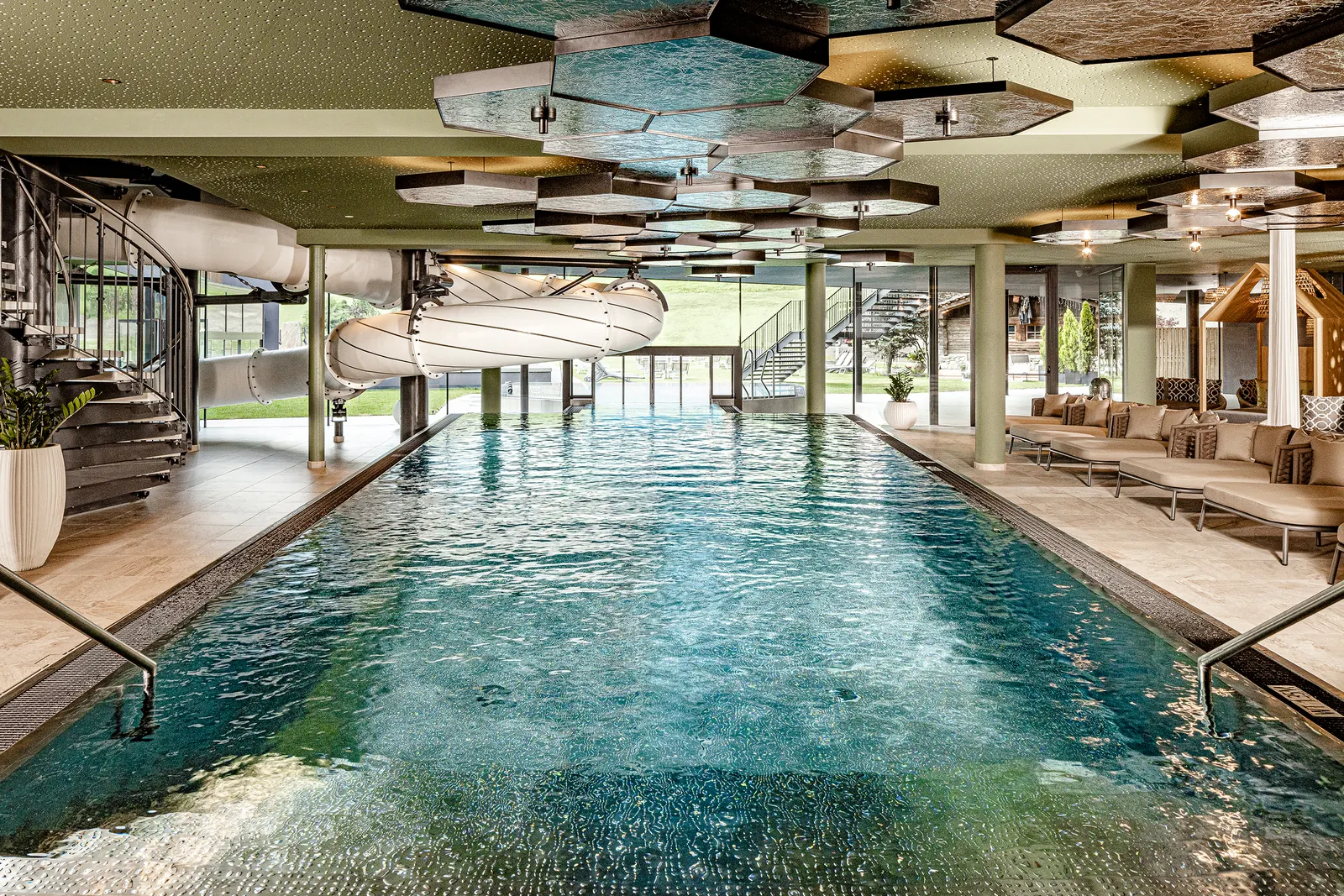 60 Meter lange Wasserrutsche über dem Family Pool im Schwarzenstein