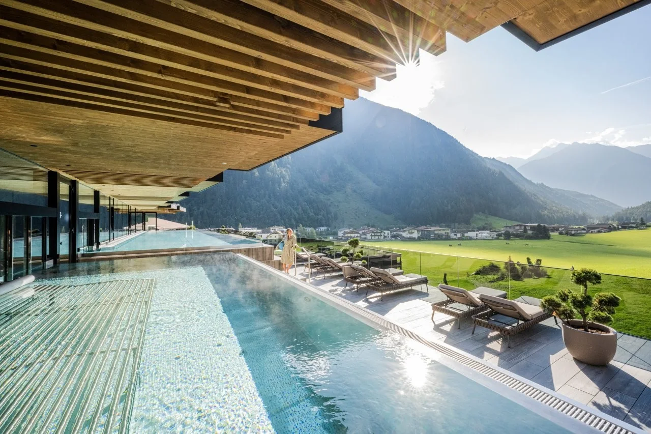 Sky Pool im Schwarzenstein mit Blick auf die Ahrntaler Berge