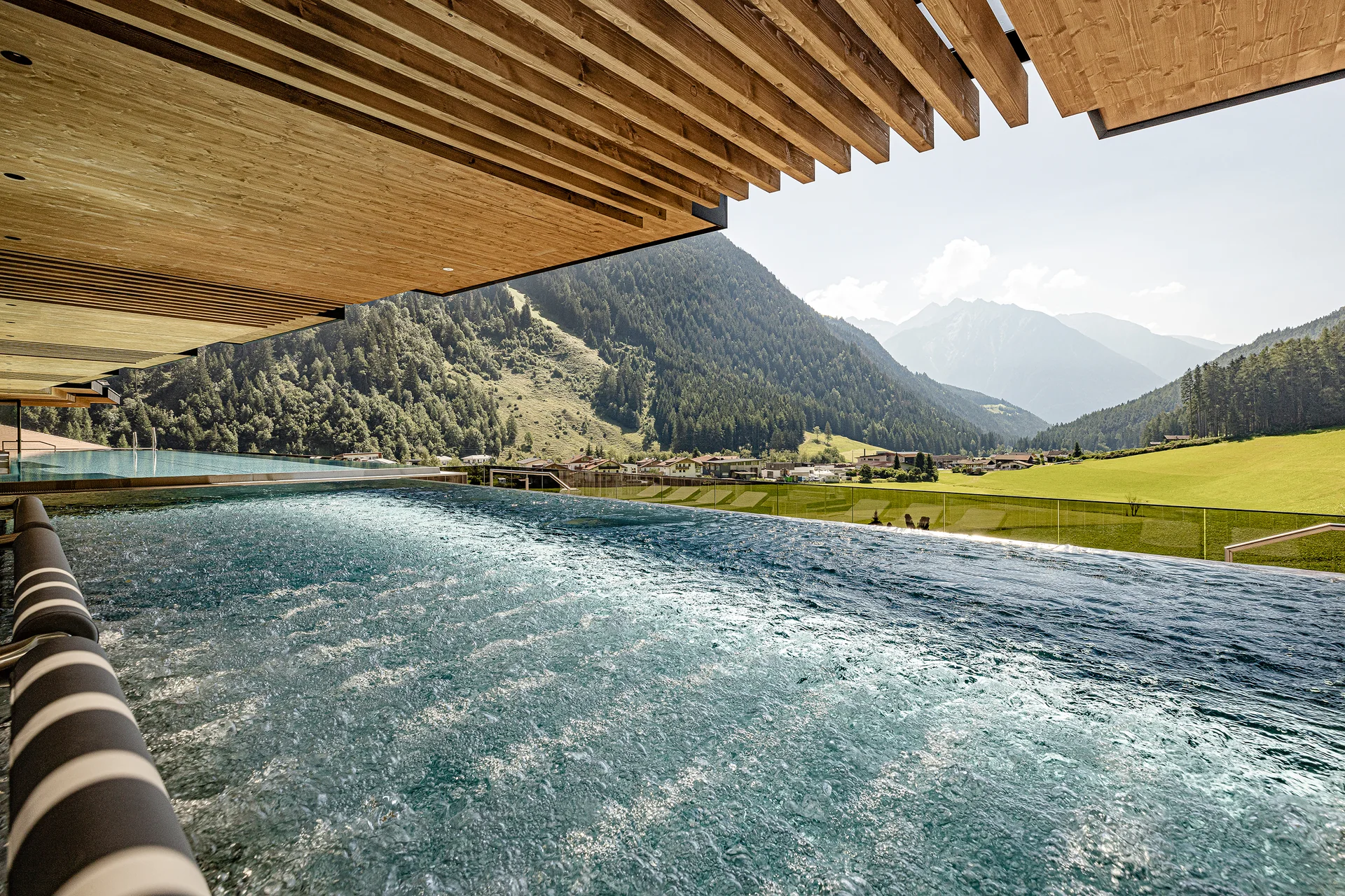 Sky Whirlpool im Schwarzenstein mit Bergpanorama