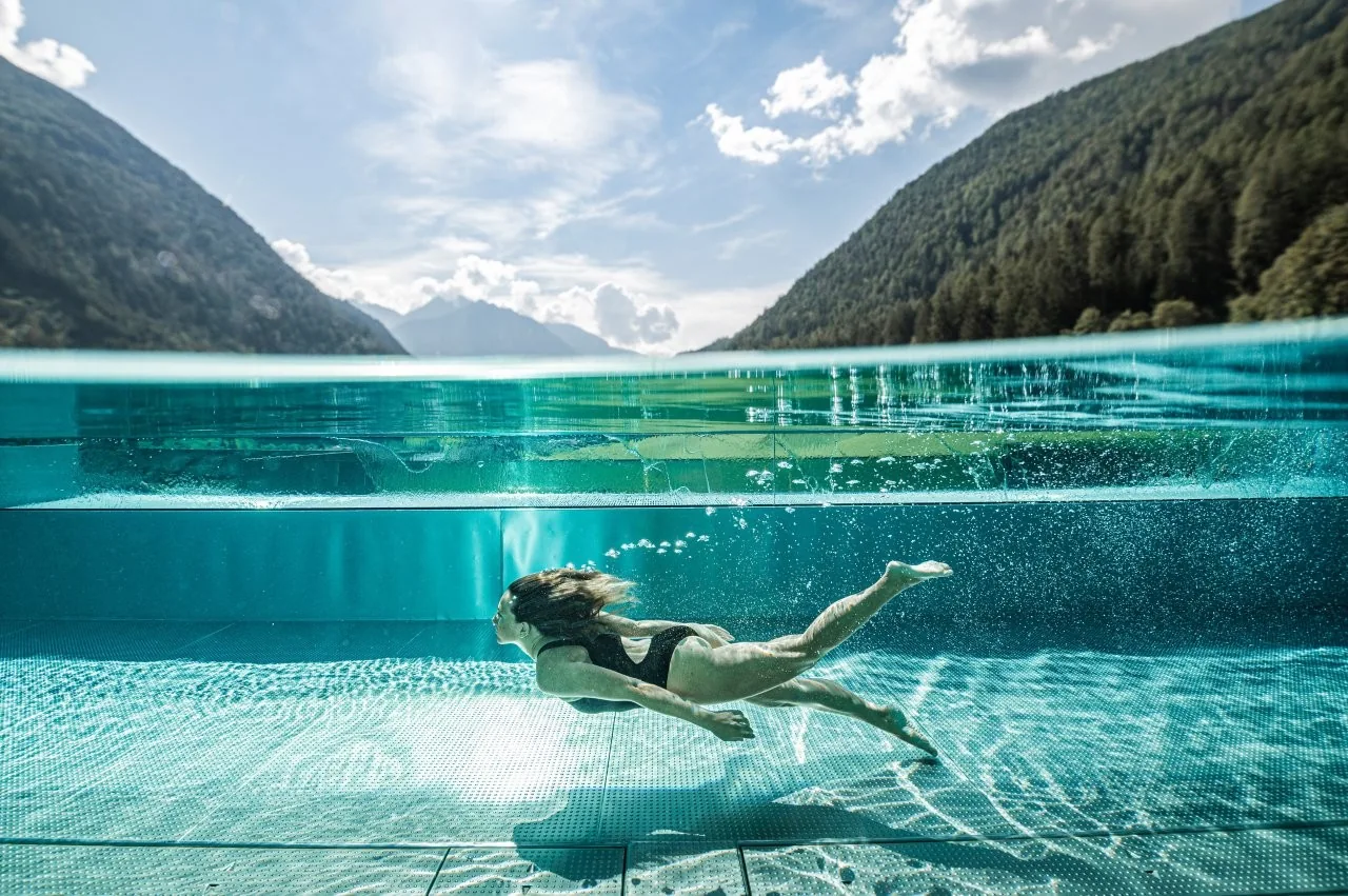 Schwimmer im 25 Meter langen Sportbecken des Schwarzenstein