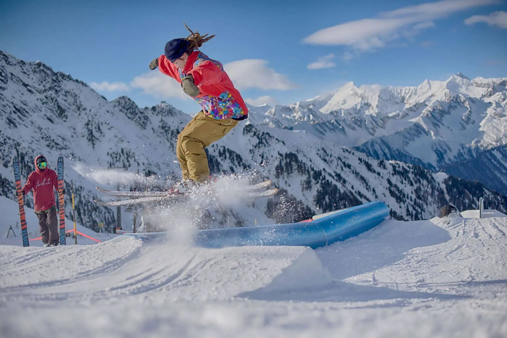Skifahrer im Schnee vor der Bergkulisse des Ahrntals